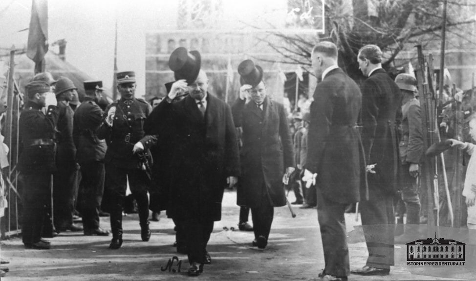 LCVA/Istorinės prezidentūros nuotr., Prezidentas Aleksandras Stulginskis atvyksta į Karo muziejų. Kaunas, 1925 m. 