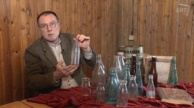 Daiktų istorijos. „Bismarcko kolonija“, istoriją saugantis raštas bei nuo kasdienio gyvenimo neatsiejamas stiklas