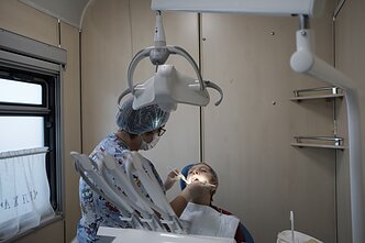 Odontologas su pacientu