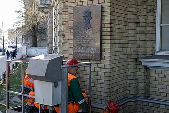 Prie Vrublevskių bibliotekos pakabinta restauruota Generolo Vėtros atminimo lenta Prie Vrublevskių bibliotekos pakabinta restauruota Generolo Vėtros atminimo lenta