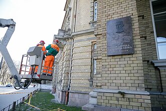 Prie Vrublevskių bibliotekos pakabinta restauruota Generolo Vėtros atminimo lenta