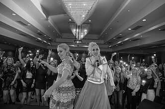 Akimirka iš renginio „Moterų pasaulyje“. Indrė Stonkuvienė (dešinėje) ir Nijolė Pareigytė