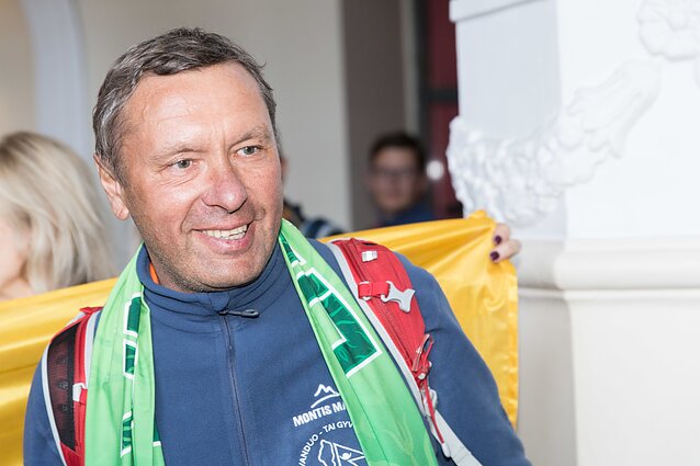 Vidmantas Urbonas: vadovėliuose parašyta, kad jei nori nubėgti maratoną, reikia porąkart per mėnesį nubėgti 35 km – tai kiek reikia bėgti man, jei distancija 844 km?