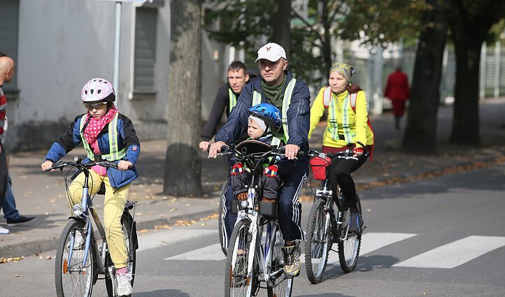 Svarbi valanda. Ko reikia, kad automobilį iškeistume į visuomeninį transportą, dviratį ar kelionę pėsčiomis?