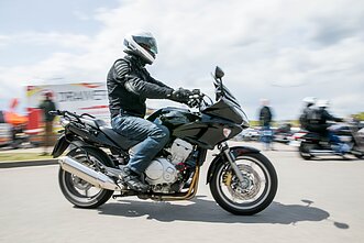 Vilniaus gatves okupavo motociklai: triukšmingai atidarytas jubiliejinis sezonas