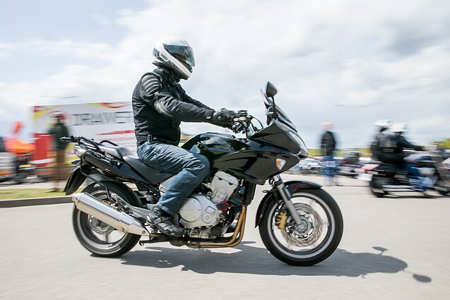 Vilniaus gatves okupavo motociklai: triukšmingai atidarytas jubiliejinis sezonas