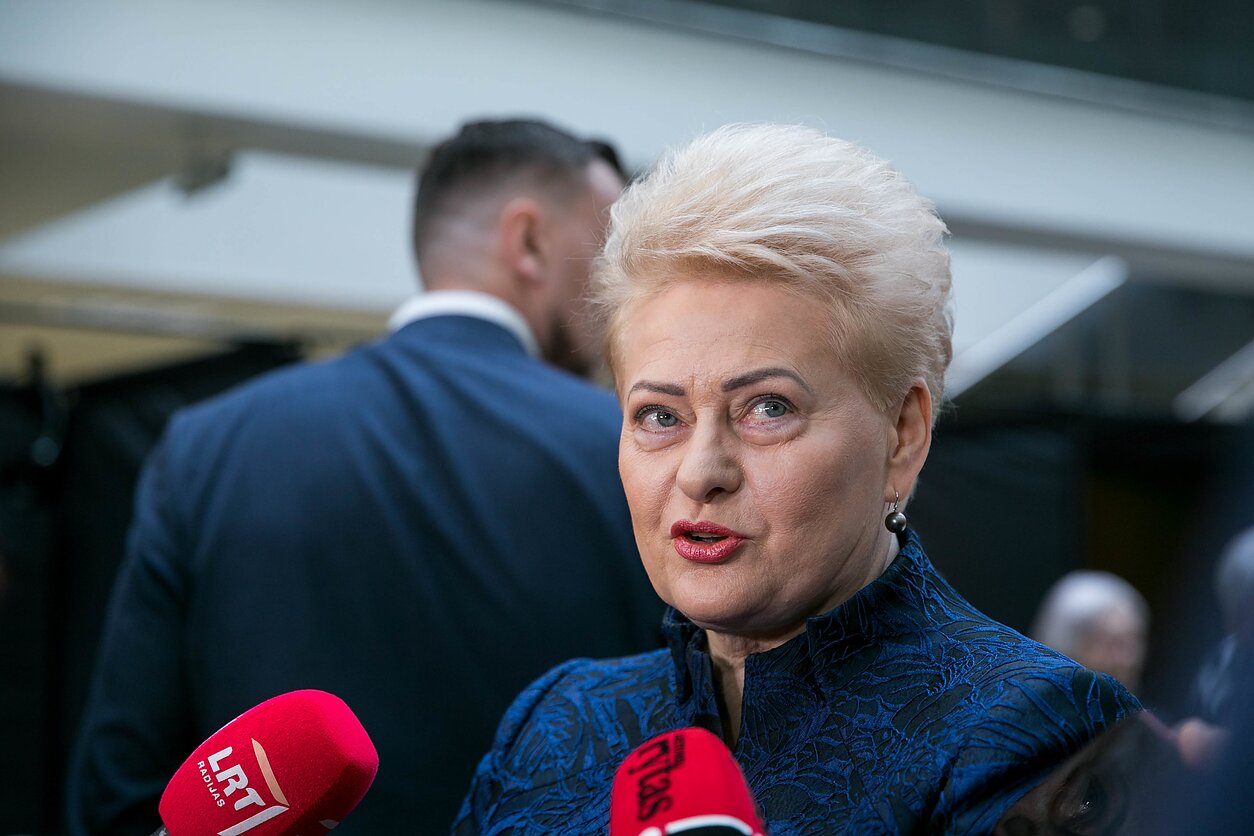 Dalia Grybauskaitė balsuoja. Dalia Grybauskaitė balsuoja.