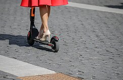 Elektrinis paspirtukas ir aukštakulniai