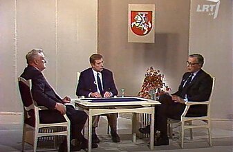 Лаймонас Тапинас ведет теледебаты между А.М. Бразаускасом и С. Лозорайтисом