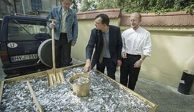 A. Valinskas, V. Šerėnas, G. Ruplėnas veža baudą – 15 tūkst. litų monetomis