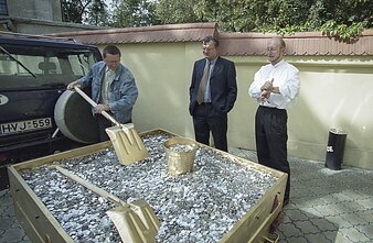 A. Valinskas, V. Šerėnas, G. Ruplėnas veža baudą – 15 tūkst. litų monetomis