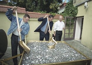 A. Valinskas, V. Šerėnas, G. Ruplėnas veža baudą – 15 tūkst. litų monetomis