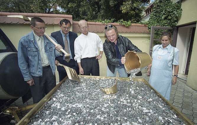 Arūnas Valinskas, Vytautas Šerėnas, Gintaras Ruplėnas veža baudą – 15 tūkst. litų monetomis