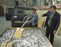 A. Valinskas, V. Šerėnas, G. Ruplėnas veža baudą – 15 tūkst. litų monetomis