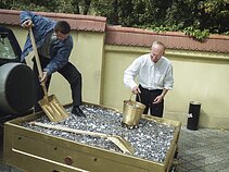 A. Valinskas, V. Šerėnas, G. Ruplėnas veža baudą – 15 tūkst. litų monetomis A. Valinskas, V. Šerėnas, G. Ruplėnas veža baudą – 15 tūkst. litų monetomis