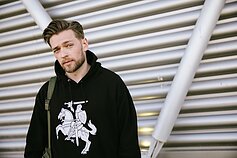 Ginklais ir karyba besižavintis Jurijus Izraelyje nesiskiria su Vyčio ženklu papuoštais rūbais ir kuprine