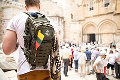 Ginklais ir karyba besižavintis Jurijus Izraelyje nesiskiria su Vyčio ženklu papuoštais rūbais ir kuprine