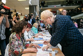 Dalia Grybauskaitė balsavo išankstiniuose rinkimuose. Dalia Grybauskaitė balsavo išankstiniuose rinkimuose.