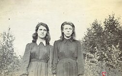 Vytauto apygardos partizanai, persirengę moteriškais rūbais. Ne vėliau kaip 1951 m. vasario mėn. Vytauto apygardos partizanai, persirengę moteriškais rūbais. Ne vėliau kaip 1951 m. vasario mėn.