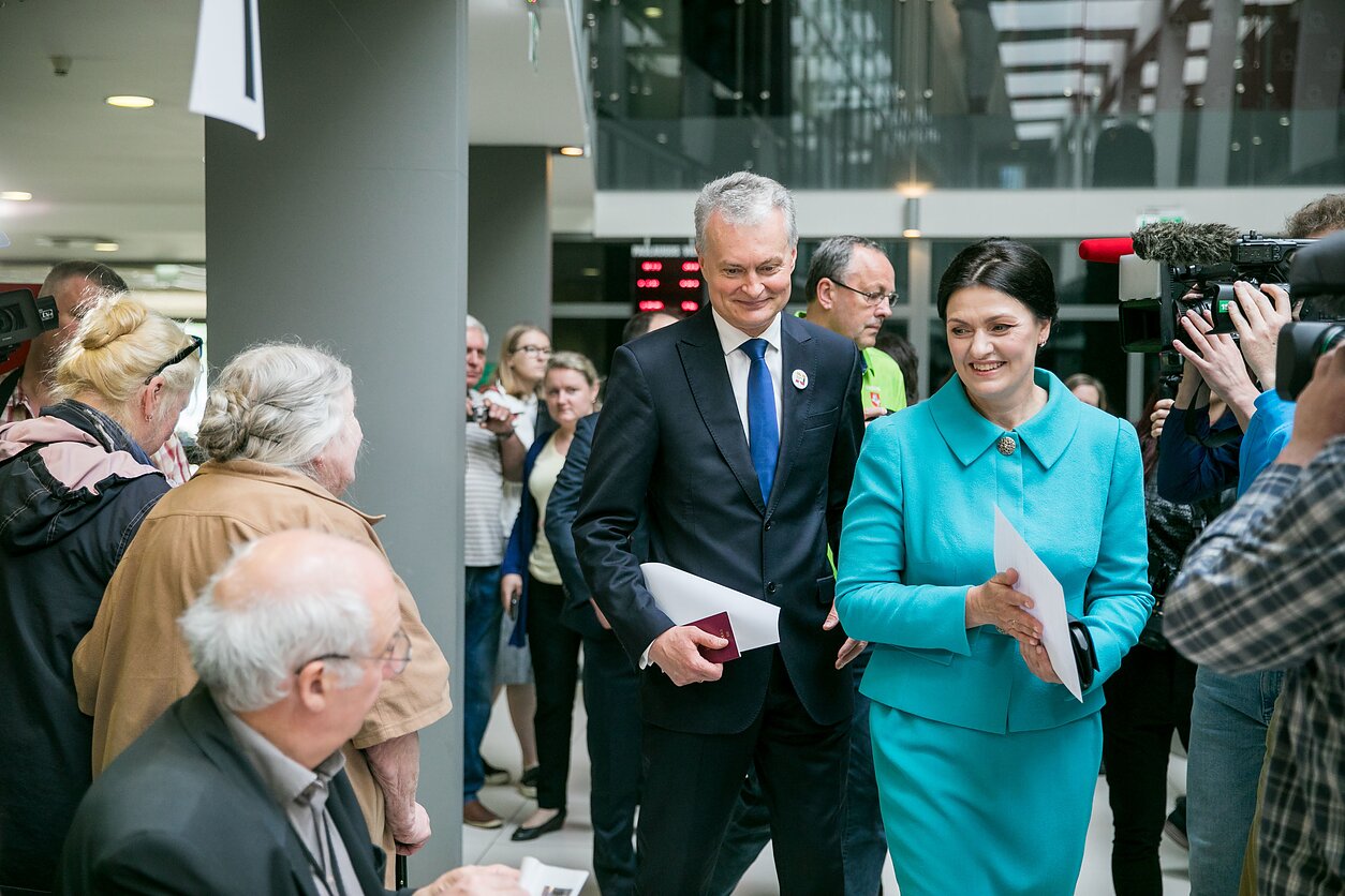 Gitanas Naudėda ir Diana Nausėdienė balsuoja Gitanas Naudėda ir Diana Nausėdienė balsuoja