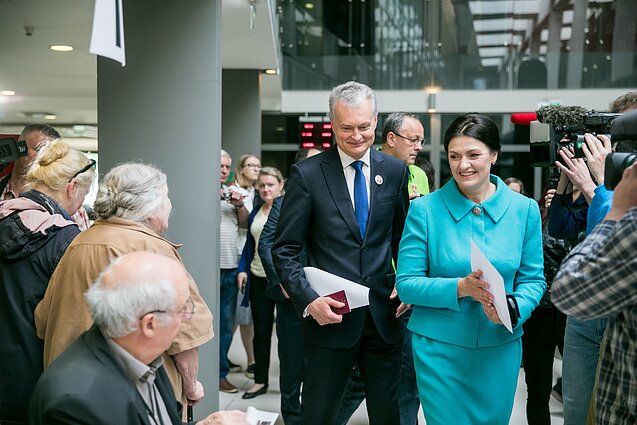 Gitanas Naudėda ir Diana Nausėdienė balsuoja Gitanas Naudėda ir Diana Nausėdienė balsuoja