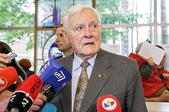 Valdas Adamkus balsuoja prezidento ir Europos Parlamento rinkimuose