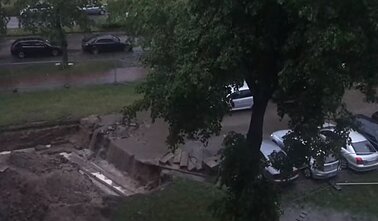  Gamtos išbandymas Šiauliams: liūtis gatves pavertė upėmis, skendo automobiliai