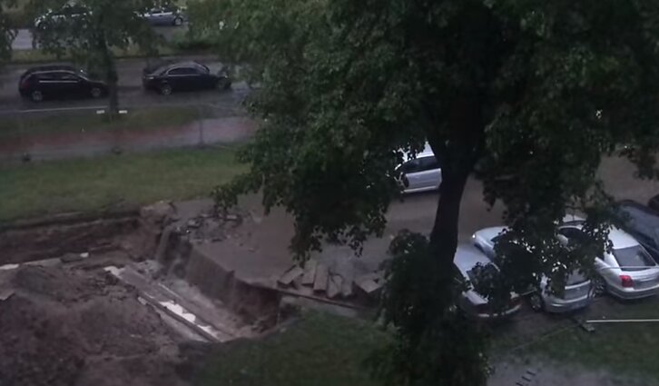  Gamtos išbandymas Šiauliams: liūtis gatves pavertė upėmis, skendo automobiliai