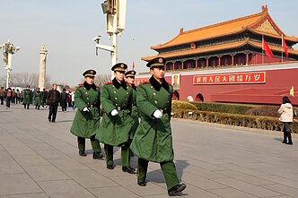 Kinijos kariai Pekino Tiananmenio aikštėje