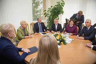 Žimantas Pacevičius (6 iš kairės) nepatenkintas tam tikromis detalėmis, kurios rašomos knygoje apie Dalią Grybauskaitę