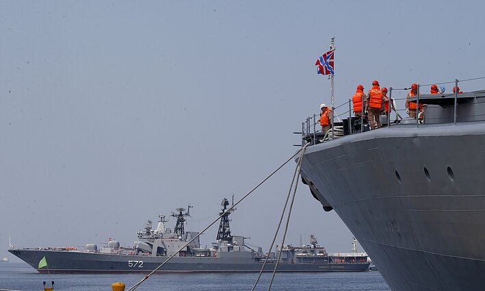 Rusijos laivai „Admiral Tribuc“ ir „Admiral Vinogradov“