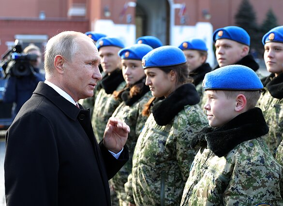 Vladimiras Putinas sako kalbą jaunuoliams