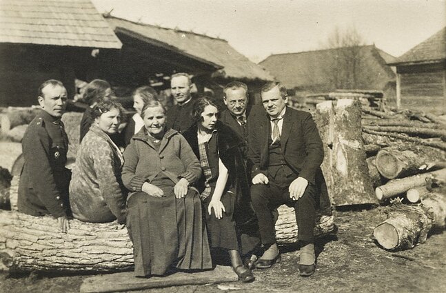 Alfonsas Petrulis su artimaisiais. Viduryje – motina Izabelė Petruliene, šalia brolienė Ona Petrulienė, už jos brolis Vytautas Petrulis. XX a. 2 deš. 