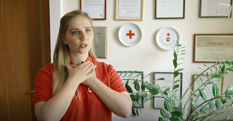 Kad iškyla gamtoje neapkarstų: kaip tinkamai suteikti pirmąją pagalbą užspringus?