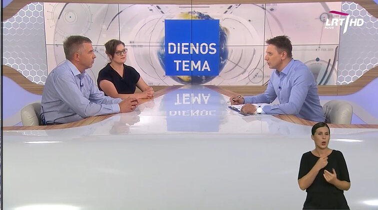 Dienos tema. VU profesorius: nuo žalingų saulės spindulių vaiko neapsaugos net skėtis (su vertimu į gestų k.)