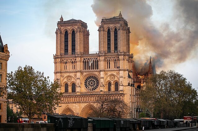 Turtuolių pažadai paremti Paryžiaus Dievo Motinos katedrą, regis, nugulė kartu su statinio griuvėsiais