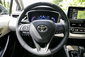 Naujasis „Toyota Corolla“ sedanas Naujasis „Toyota Corolla“ sedanas