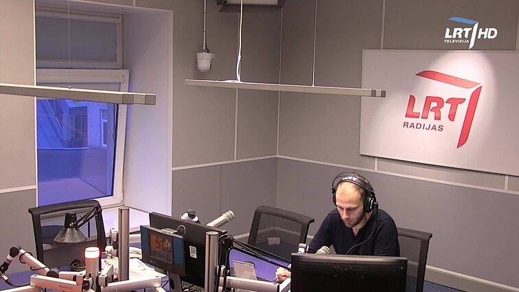LRT RADIJO žinios. Ekonomistai pastebi kad Lietuvoje atlyginimai Lietuvoje vis dar yra pastebimai mažesni nei Vakarų Europoje