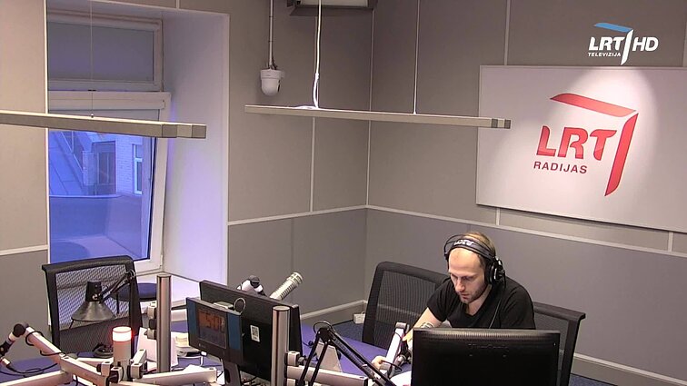 LRT RADIJO ŽINIOS. Naktį durpynuose dirbo apie 40 ugniagesių, šiandien bus sprendžiama ar reikės latvių ir estų pagalbos