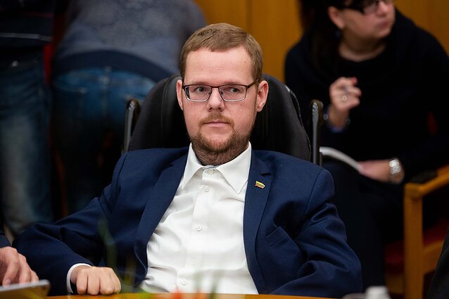 Justas Džiugelis pranešė, kad traukiasi iš konservatorių frakcijos ir stabdo narystę partijoje