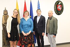 Konsulato darbuotoja Justina Bezaraitė, istorikė Vilma Bukaitė, Lietuvos generalinis konsulas Darius Gaidys, režisierius Justinas Lingys Lietuvos konsulate Los Andžele Konsulato darbuotoja Justina Bezaraitė, istorikė Vilma Bukaitė, Lietuvos generalinis konsulas Darius Gaidys, režisierius Justinas Lingys Lietuvos konsulate Los Andžele