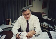 Valdas Adamkus namų biure Čikagoje