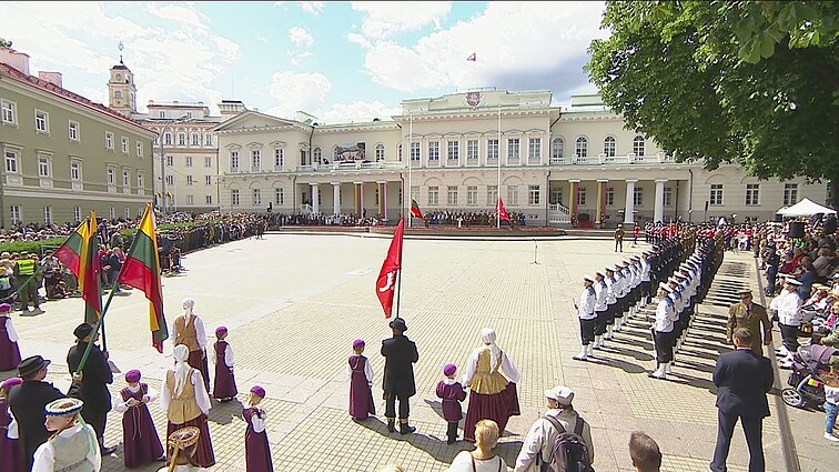 Iškilmingas valstybės vėliavos ir istorinės vėliavos pakėlimas.