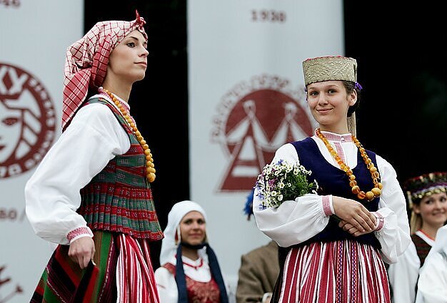 Lietuviško tautinio kostiumo renesansas: vis daugiau gyventojų iškilioms progoms renkasi tautinius rūbus