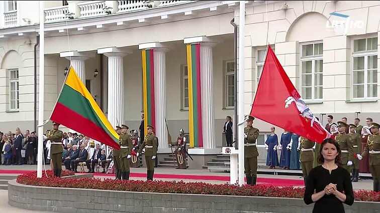 Valstybės šventė: vėliavų pakėlimas, Lietuvos kariuomenės pasirodymas ir Dalios Grybauskaitės sveikinimas