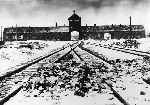 Įvažiavimas į Aušvico-Birkenau koncentracijos stovyklą