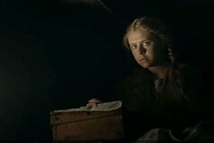 Filmas „Tarp pilkų debesų“