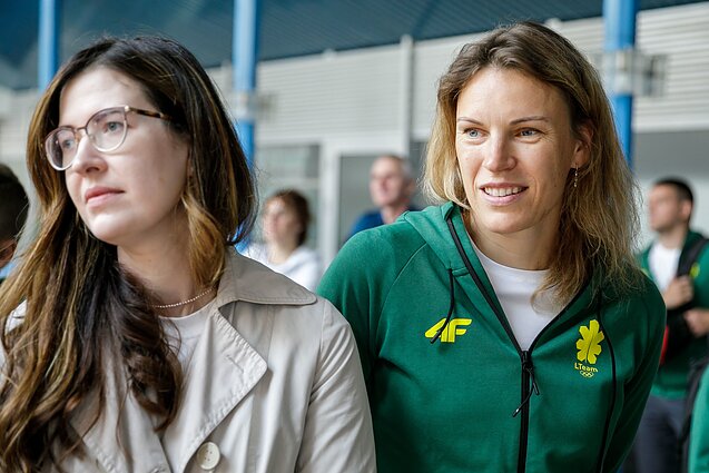 Austra Skujytė (dešinėje)