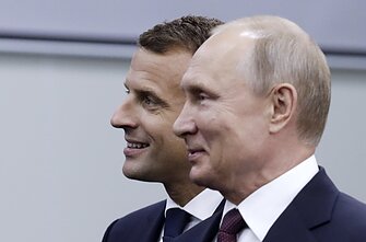 Emmanuel Macron and Vladimir Putin