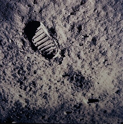 Vieno iš „Apollo 11“ įgulos narių pėdsakas Mėnulyje Vieno iš „Apollo 11“ įgulos narių pėdsakas Mėnulyje